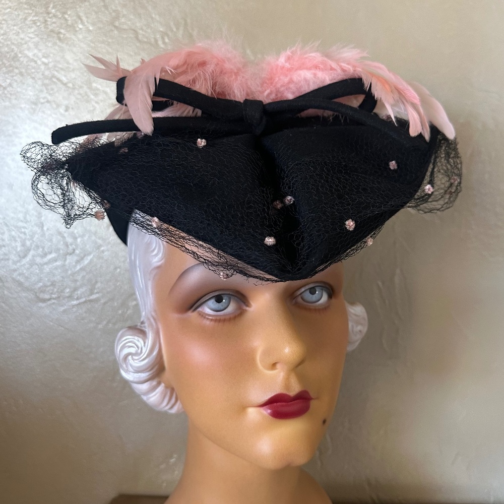 GLAMOROUS 1940s' BLACK FELT HAT WITH POIINTY FRONT + PINK FEATHERS & DOTTED VEIL